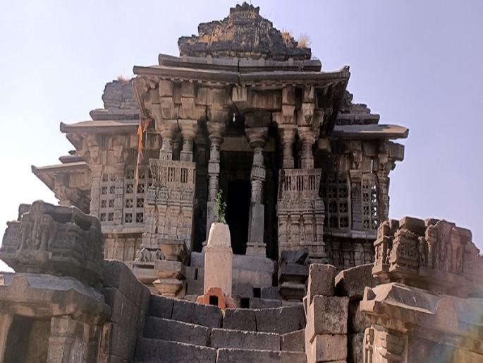 Ignore the ancient deposit! Hemadpanti temple at Dharasur on the verge of extinction | प्राचीन ठेव्याची उपेक्षा ! धारासूर येथील हेमाडपंती मंदिर नामशेष होण्याच्या मार्गावर Ignore the ancient deposit! Hemadpanti temple at Dharasur on the verge of extinction | प्राचीन ठेव्याची उपेक्षा ! धारासूर येथील हेमाडपंती मंदिर नामशेष होण्याच्या मार्गावर