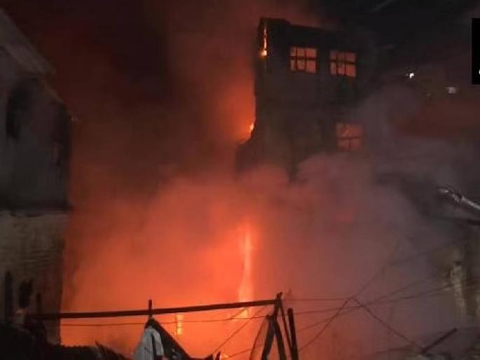 Fire breaks out in seven-storey building near 90 feet road in Dharavi, 32 injured | धारावीत ९० फुटी रस्त्यानजीकच्या सातमजली इमारतीला आग, ३२ जखमी Fire breaks out in seven-storey building near 90 feet road in Dharavi, 32 injured | धारावीत ९० फुटी रस्त्यानजीकच्या सातमजली इमारतीला आग, ३२ जखमी