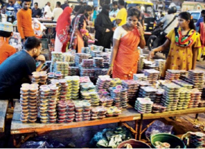 Great demand for unique sparklers, earthen forts, ornate pottery at Dharavi's Kumbharwada in Mumbai this year pdc | Dharavi : मुंबईतील धारावीच्या कुंभारवाड्यात यंदा अनोखा झगमगाट; मातीचे किल्ले, नक्षीदार पणत्यांना मोठी मागणी Great demand for unique sparklers, earthen forts, ornate pottery at Dharavi's Kumbharwada in Mumbai this year pdc | Dharavi : मुंबईतील धारावीच्या कुंभारवाड्यात यंदा अनोखा झगमगाट; मातीचे किल्ले, नक्षीदार पणत्यांना मोठी मागणी