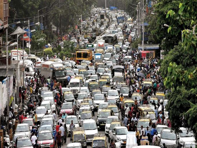 Where to find a road in Dharavi?; Illegal parking, illegal hawkers create obstacles on the way | धारावीत रस्ता शोधायचा तरी कुठे?; अवैध पार्किंग, बेकायदेशीर फेरीवाल्यामुळे मार्गात अडथळ्यांची शर्यत Where to find a road in Dharavi?; Illegal parking, illegal hawkers create obstacles on the way | धारावीत रस्ता शोधायचा तरी कुठे?; अवैध पार्किंग, बेकायदेशीर फेरीवाल्यामुळे मार्गात अडथळ्यांची शर्यत
