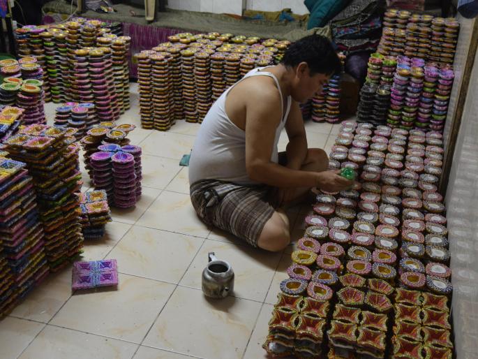 A special report from Dharavi Kumbharwada about making of Diya's for Diwali. | धारावी कुंभारवाडय़ातली दिवाळीपूर्वी ‘पणत्यांची’ दिवाळी! A special report from Dharavi Kumbharwada about making of Diya's for Diwali. | धारावी कुंभारवाडय़ातली दिवाळीपूर्वी ‘पणत्यांची’ दिवाळी!