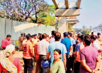 Don't deprive us of oxygen, local residents of Kurla-Nehru Nagar protest; Oppose felling of trees in the area for 'Dharavi' | ऑक्सिजन हिरावू नका, कुर्ला-नेहरूनगर येथील स्थानिक नागरिकांची निदर्शने; ‘धारावी’साठी परिसरातील वृक्षतोडीला विरोध