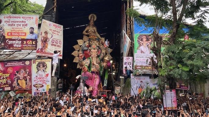 bappa idol is so big it is impossible to see obstruction of branches car does not move forward | बाप्पाची मूर्ती एवढी मोठी, नजर पुरेना; फांद्यांचा अडथळा, गाडी पुढे सरकेना bappa idol is so big it is impossible to see obstruction of branches car does not move forward | बाप्पाची मूर्ती एवढी मोठी, नजर पुरेना; फांद्यांचा अडथळा, गाडी पुढे सरकेना