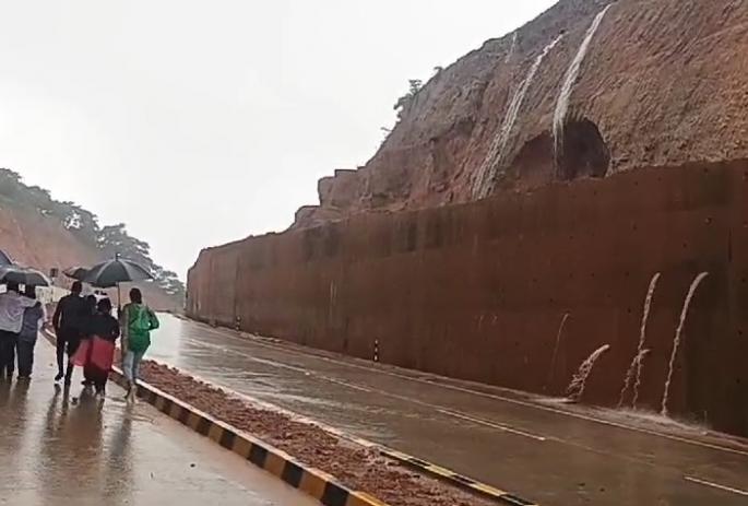 second landslide in dhargal in 15 days | धारगळ येथे १५ दिवसांत दुसऱ्यांदा दरड कोसळली; सुमार दर्जाचे काम केल्याचा आरोप second landslide in dhargal in 15 days | धारगळ येथे १५ दिवसांत दुसऱ्यांदा दरड कोसळली; सुमार दर्जाचे काम केल्याचा आरोप