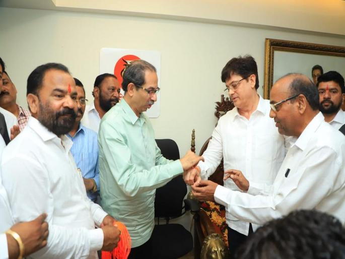 Shishir Dharkar from Pen taluka has joined the Uddhav Thackeray group along with his supporter | २५० वाहनांचा ताफा घेऊन 'ते' 'मातोश्री'वर पोहोचले, उद्धव ठाकरेंनी शिवबंधन बांधले; कोण आहे 'हा' नेता? Shishir Dharkar from Pen taluka has joined the Uddhav Thackeray group along with his supporter | २५० वाहनांचा ताफा घेऊन 'ते' 'मातोश्री'वर पोहोचले, उद्धव ठाकरेंनी शिवबंधन बांधले; कोण आहे 'हा' नेता?