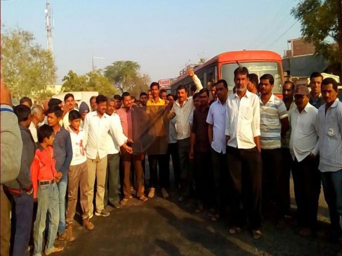 Dharma Patil's death | धर्मा पाटील यांच्या निधनानंतर संतप्त ग्रामस्थांचा ‘रास्ता रोको’ Dharma Patil's death | धर्मा पाटील यांच्या निधनानंतर संतप्त ग्रामस्थांचा ‘रास्ता रोको’