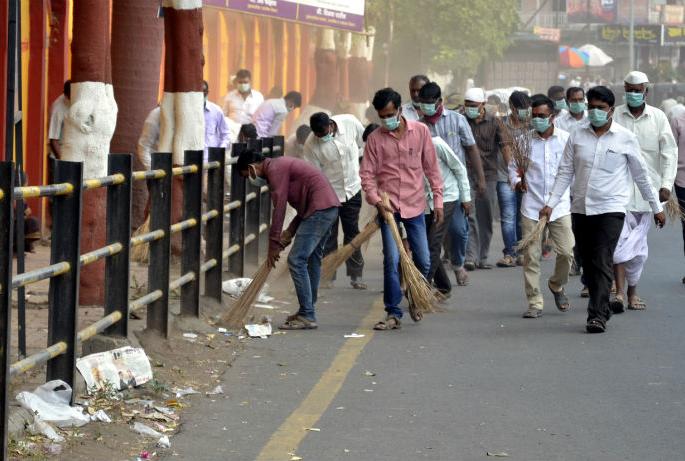 407 tonnes of garbage in Solapur! Dharmadhikari Pratishthan's initiative | सोलापुरात ४०७ टन कचरा उचलला! धर्माधिकारी प्रतिष्ठानचा उपक्रम 407 tonnes of garbage in Solapur! Dharmadhikari Pratishthan's initiative | सोलापुरात ४०७ टन कचरा उचलला! धर्माधिकारी प्रतिष्ठानचा उपक्रम