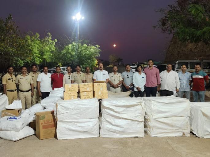 Gutkha warehouse in grocery store; Goods worth Rs 14 lakh seized in police raid in Dharmapuri | किराणा दुकानाच्या आड गुटख्याचे गोदाम; पोलिसांच्या छाप्यात १४ लाखांचा मुद्देमाल जप्त  Gutkha warehouse in grocery store; Goods worth Rs 14 lakh seized in police raid in Dharmapuri | किराणा दुकानाच्या आड गुटख्याचे गोदाम; पोलिसांच्या छाप्यात १४ लाखांचा मुद्देमाल जप्त