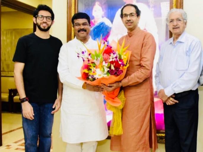 Uddhav Thackeray took part in the meeting of Dharmendra Pradhan for the oil refining project | तेलशुद्धीकरण प्रकल्पासाठी पेट्रोलियम मंत्री थेट उद्धव ठाकरेंच्या भेटीला; शिवसेनेचा विरोध मावळणार? Uddhav Thackeray took part in the meeting of Dharmendra Pradhan for the oil refining project | तेलशुद्धीकरण प्रकल्पासाठी पेट्रोलियम मंत्री थेट उद्धव ठाकरेंच्या भेटीला; शिवसेनेचा विरोध मावळणार?