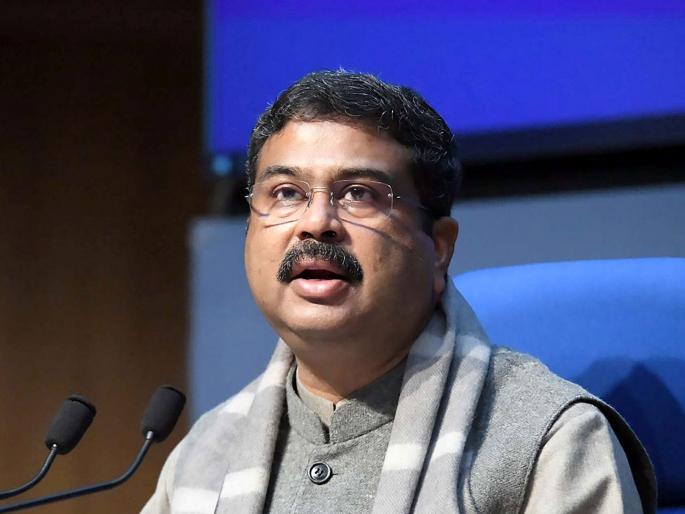 dharmendra pradhan asks rahul gandhi must answer why fuel prices are high in congress ruled states | Fuel Price Hike: “कल्याणकारी योजना राबवण्यासाठीच पैसे वाचवतोय”: धर्मेंद्र प्रधान