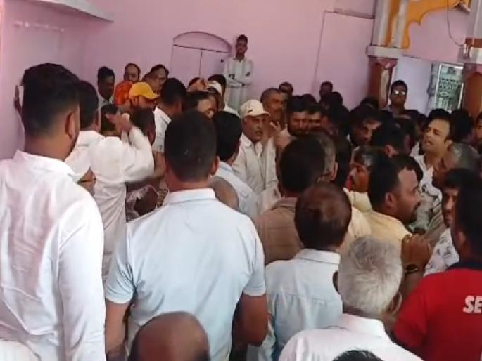 Ruckus in Dharmaraj Milk Organization meeting over Gokul resolution | Kolhapur: ‘गोकुळ’च्या ठरावावरून धर्मराज दूध संस्थेच्या सभेत राडा, धक्काबुक्कीमुळे गोंधळ Ruckus in Dharmaraj Milk Organization meeting over Gokul resolution | Kolhapur: ‘गोकुळ’च्या ठरावावरून धर्मराज दूध संस्थेच्या सभेत राडा, धक्काबुक्कीमुळे गोंधळ