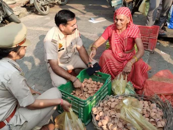 hapur police buys all diyas elderly woman on dhanteras | वर्दीतली माणुसकी! एकही पणती विकली गेली नाही; पोलिसांनी 'असं' आणलं आजीच्या चेहऱ्यावर हसू hapur police buys all diyas elderly woman on dhanteras | वर्दीतली माणुसकी! एकही पणती विकली गेली नाही; पोलिसांनी 'असं' आणलं आजीच्या चेहऱ्यावर हसू