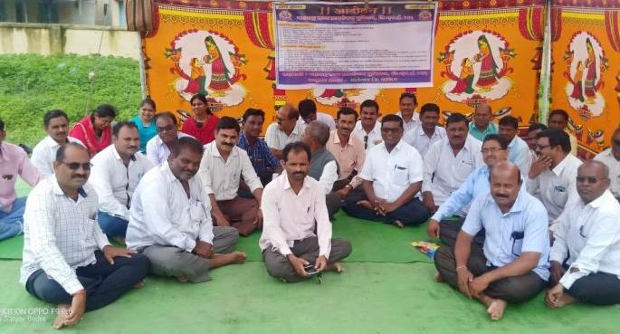 Dharna of village servicemen in Washim district | वाशिम जिल्ह्यात ग्रामसेवकांचे धरणे; गावपातळीवरील कामकाज ठप्प ! Dharna of village servicemen in Washim district | वाशिम जिल्ह्यात ग्रामसेवकांचे धरणे; गावपातळीवरील कामकाज ठप्प !
