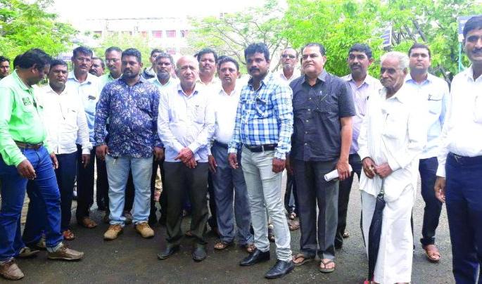 Dharna agitation for various demands of teachers | शिक्षकांच्या विविध मागण्यांसाठी धरणे आंदोलन Dharna agitation for various demands of teachers | शिक्षकांच्या विविध मागण्यांसाठी धरणे आंदोलन