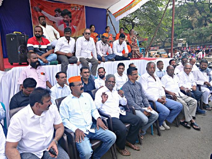 Chain dharna movement till January 1 instead of hunger strike in Kolhapur for Maratha reservation | मराठा आरक्षणासाठी कोल्हापुरात उपोषणाऐवजी १ जानेवारीपर्यंत साखळी धरणे आंदोलन Chain dharna movement till January 1 instead of hunger strike in Kolhapur for Maratha reservation | मराठा आरक्षणासाठी कोल्हापुरात उपोषणाऐवजी १ जानेवारीपर्यंत साखळी धरणे आंदोलन