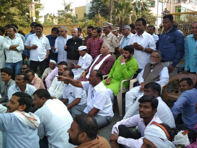 BJP leader Yashwant Sinha and Akola District Collector's office in front of the office! | भाजपा नेते यशवंत सिन्हा व शेतकऱ्यांचा अकोला जिल्हाधिकारी कार्यालयासमोर ठिय्या! BJP leader Yashwant Sinha and Akola District Collector's office in front of the office! | भाजपा नेते यशवंत सिन्हा व शेतकऱ्यांचा अकोला जिल्हाधिकारी कार्यालयासमोर ठिय्या!