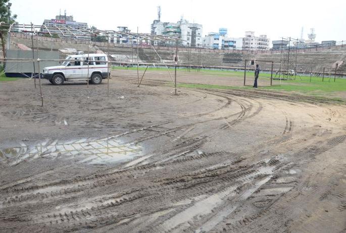 Posh Pendol for ministers and MLAs; Morcha men under rain | मंत्री-आमदारांना पावसाळी शामियाना, तर धरणे-मोर्चेकऱ्यांचा पावसातच ठिकाणा Posh Pendol for ministers and MLAs; Morcha men under rain | मंत्री-आमदारांना पावसाळी शामियाना, तर धरणे-मोर्चेकऱ्यांचा पावसातच ठिकाणा