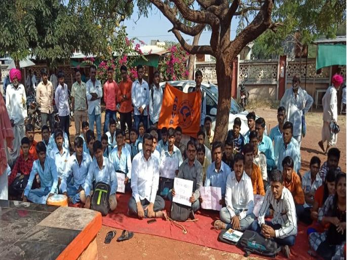 students agitation against the Industrial Training Institute in Tehsil | औद्योगिक प्रशिक्षण संस्थेच्या विद्यार्थ्यांचे तहसीलसमोर ठिय्या आंदोलन students agitation against the Industrial Training Institute in Tehsil | औद्योगिक प्रशिक्षण संस्थेच्या विद्यार्थ्यांचे तहसीलसमोर ठिय्या आंदोलन