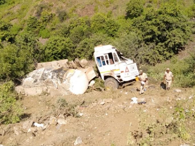 The tanker crashed into a ravine in Dharur Ghat, killing the driver on the spot | धारूर घाटात कठडा तोडून टँकर दरीत कोसळला; चालक जागीच ठार The tanker crashed into a ravine in Dharur Ghat, killing the driver on the spot | धारूर घाटात कठडा तोडून टँकर दरीत कोसळला; चालक जागीच ठार