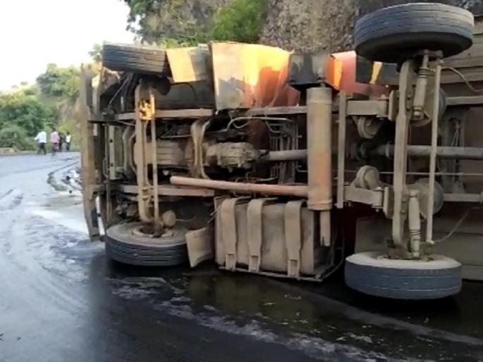 Accident again in Dharur Ghat; A tanker carrying oil overturned, traffic jam cleared by police | धारूर घाटात पुन्हा अपघात; कच्चे तेल घेऊन जाणारा टँकर उलटला, पोलिसांनी तत्परतेने वाहतूक केली सुरळीत