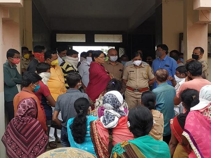 Eventually the administration woke up; After placing the body in the tehsil office for the second day in a row, the encroachment on the road began to be removed | अखेर प्रशासन जागे झाले; सलग दुसऱ्या दिवशी प्रेत तहसील कार्यालयात ठेवल्याने रस्त्यावरील अतिक्रमण काढण्यास सुरुवात