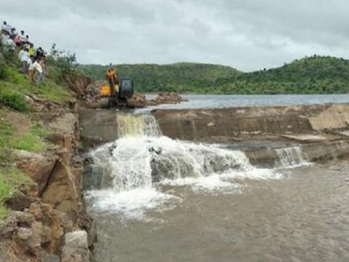 Spill the fodder to save the road contractor; Villagers demand to file charges against officials | रस्ते कंत्राटदाराला वाचवण्यासाठी फोडला सांडवा; अधिकाऱ्यांवर गुन्हे दाखल करण्याची गावकऱ्यांची मागणी Spill the fodder to save the road contractor; Villagers demand to file charges against officials | रस्ते कंत्राटदाराला वाचवण्यासाठी फोडला सांडवा; अधिकाऱ्यांवर गुन्हे दाखल करण्याची गावकऱ्यांची मागणी