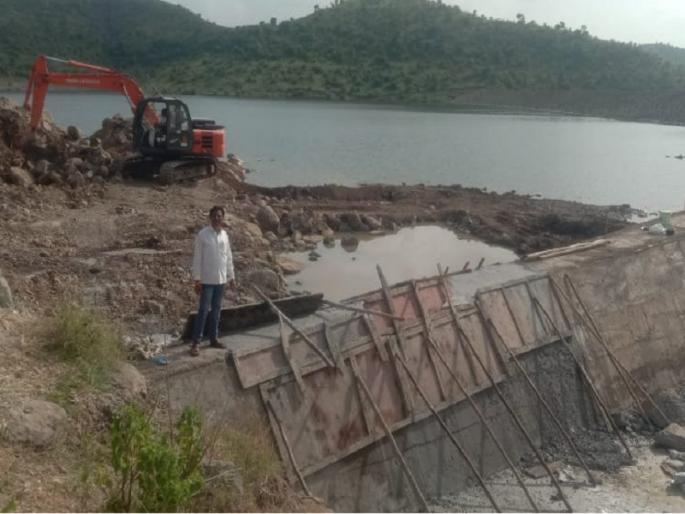 Success of the villagers' movement; Begin construction of Aranwadi lake | ग्रामस्थांच्या आंदोलनास यश; आरणवाडी तलावाचा फोडलेला सांडवा बांधण्यास सुरूवात  Success of the villagers' movement; Begin construction of Aranwadi lake | ग्रामस्थांच्या आंदोलनास यश; आरणवाडी तलावाचा फोडलेला सांडवा बांधण्यास सुरूवात