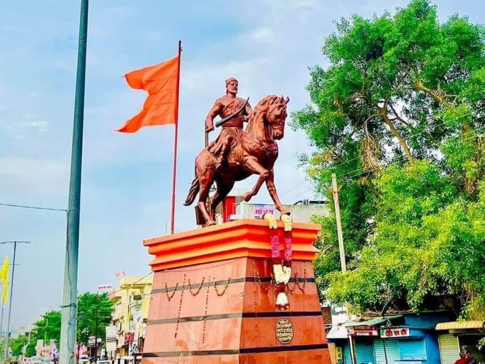 A statue of Chhatrapati Shivaji set overnight in Dharur's Chowk, it had been ten years since Chauthara was built | धारूरच्या चौकात रातोरात उभारला छत्रपती शिवरायांचा पुतळा, चौथरा बांधून दहा वर्ष लोटले होते