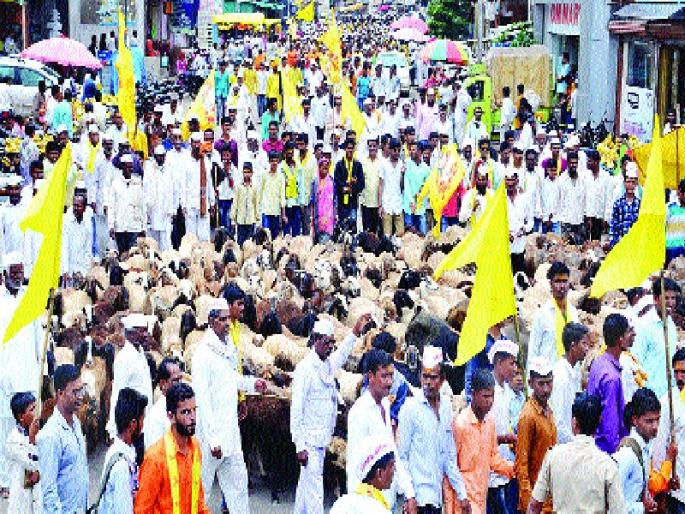 Dhangar community protest for reservation | धनगर समाजबांधव आरक्षणासाठी रस्त्यावर, अनेक ठिकाणी शांततेत नोंदविला निषेध Dhangar community protest for reservation | धनगर समाजबांधव आरक्षणासाठी रस्त्यावर, अनेक ठिकाणी शांततेत नोंदविला निषेध
