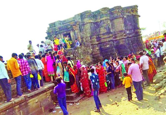 Deulgaavaraja: Mahatakaratri devotees celebrate the festival of Dhritranathai! | देऊळगावराजा : धोत्रानंदईत महाशिवरात्रीनिमित्त भाविकांची मांदियाळी! Deulgaavaraja: Mahatakaratri devotees celebrate the festival of Dhritranathai! | देऊळगावराजा : धोत्रानंदईत महाशिवरात्रीनिमित्त भाविकांची मांदियाळी!