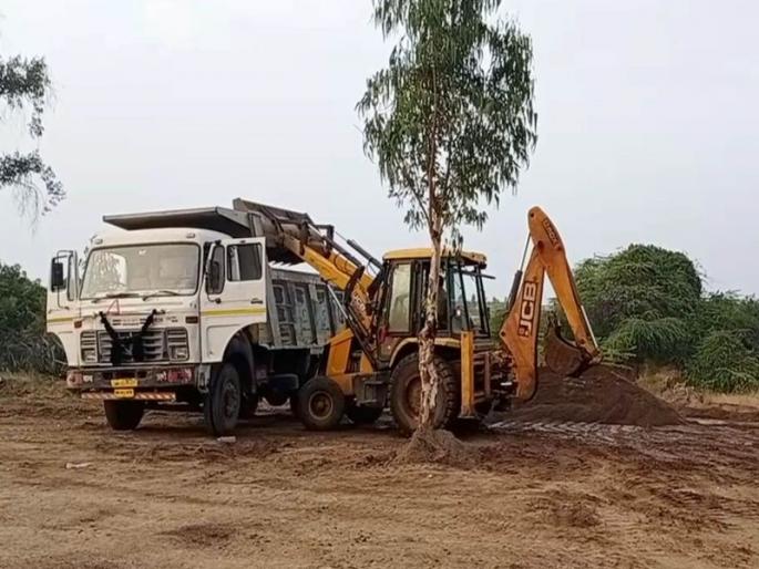 Sand smuggling in the river Kapri; The youth of the tribal bhill community throng | कापरी नदीच्या पात्रात वाळू तस्करांचा हैदोस; आदिवासी भिल्ल समाजातील युवकांना दमदाटी Sand smuggling in the river Kapri; The youth of the tribal bhill community throng | कापरी नदीच्या पात्रात वाळू तस्करांचा हैदोस; आदिवासी भिल्ल समाजातील युवकांना दमदाटी