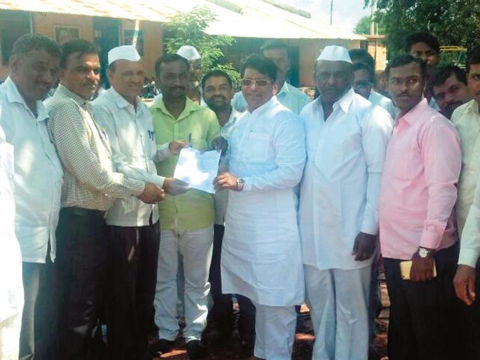 School of Dhavelgaon School; Five school opened school | ढवळगाव शाळेला टाळे; पाचपुतेंच्या मध्यस्थीने उघडली शाळा School of Dhavelgaon School; Five school opened school | ढवळगाव शाळेला टाळे; पाचपुतेंच्या मध्यस्थीने उघडली शाळा