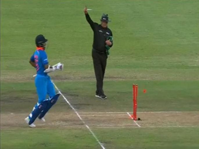 India v/s southAfrica 2018: people make fun of goof up between virat and shikhar at 1st odi | विराटसोबत धाव घेताना शिखर धवन रनआऊट, ट्विटरकरांचे मजेशीर फटकारे