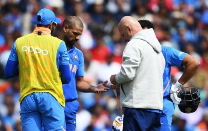 The bouncer hit at Shikhar Dhawan and the fans were stopped breathing | शिखर धवनवर बाऊन्सर आदळला अन् चाहत्यांचे श्वास रोखले गेले