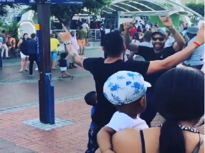 VIDEO: Virat-Dhawan's South African roadshaw | VIDEO : विराट-धवनचा दक्षिण आफ्रिकेच्या रस्त्यावर भांगडा 