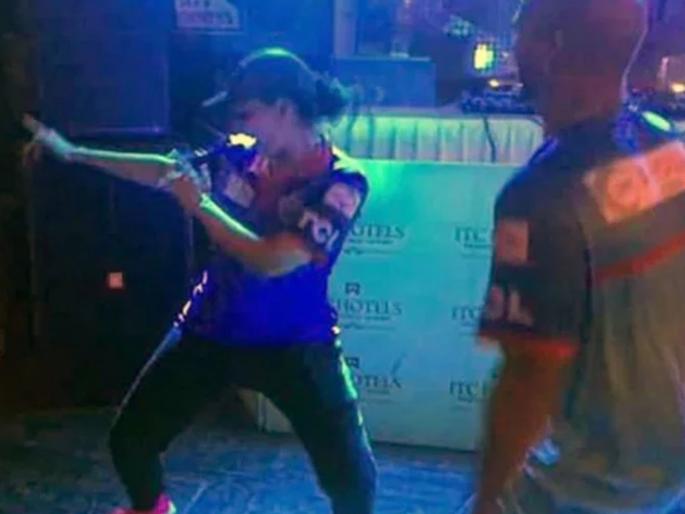 IPL 2019: Shikhar Dhawan's wife dance with Delhi capital's team, video viral | IPL 2019 : दिल्लीच्या संघाबरोबर धवनच्या बायकोने धरला ठेका, व्हिडीओ वायरल