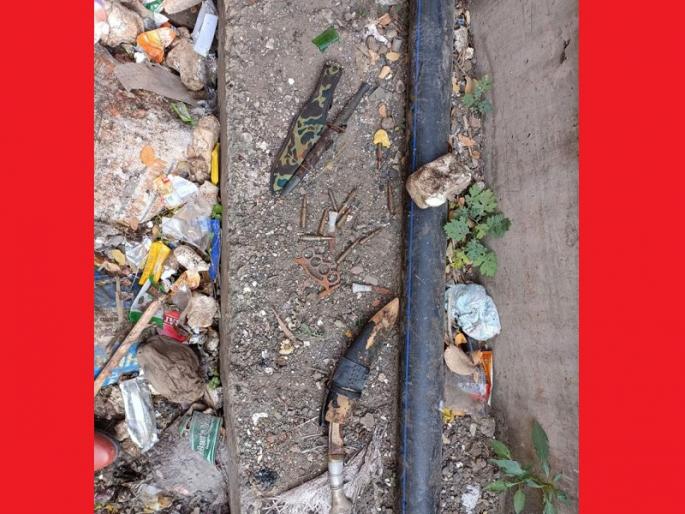 Cartridges, weapons found while cleaning drains in Warje pune crime news | Pune : वारजेत नालेसफाई करताना सापडली काडतुसे, हत्यारे Cartridges, weapons found while cleaning drains in Warje pune crime news | Pune : वारजेत नालेसफाई करताना सापडली काडतुसे, हत्यारे