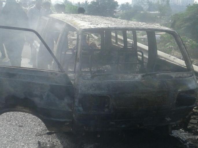 The car suddenly fire; traffic on Dhayri bridge, traffic lock | मोटारीने घेतला अचानक पेट; धायरी पुलावरील प्रकार, वाहतुकीचा खोळंबा The car suddenly fire; traffic on Dhayri bridge, traffic lock | मोटारीने घेतला अचानक पेट; धायरी पुलावरील प्रकार, वाहतुकीचा खोळंबा