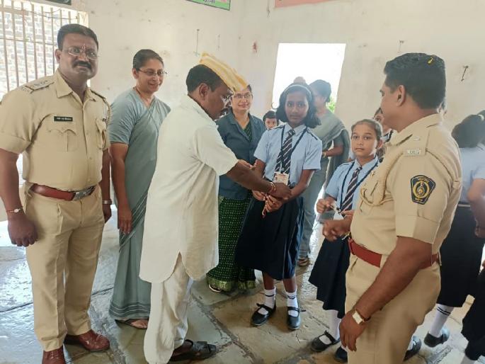 An appeal to give up rakhis and vices tied to prisoners in prisons | कारागृहातील बंदी जणांना बांधल्या राख्या, अवगुण सोडून देण्याचे आवाहन An appeal to give up rakhis and vices tied to prisoners in prisons | कारागृहातील बंदी जणांना बांधल्या राख्या, अवगुण सोडून देण्याचे आवाहन