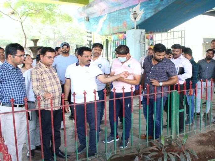 Directions for taking action against those who spread public filth including planting ornamental trees in bifurcations | उद्यान-दुभाजकांत शोभिवंत झाडे लावण्यासह सार्वजनिक अस्वच्छता पसरावणाऱ्यांवर कारवाईचे निर्देश Directions for taking action against those who spread public filth including planting ornamental trees in bifurcations | उद्यान-दुभाजकांत शोभिवंत झाडे लावण्यासह सार्वजनिक अस्वच्छता पसरावणाऱ्यांवर कारवाईचे निर्देश