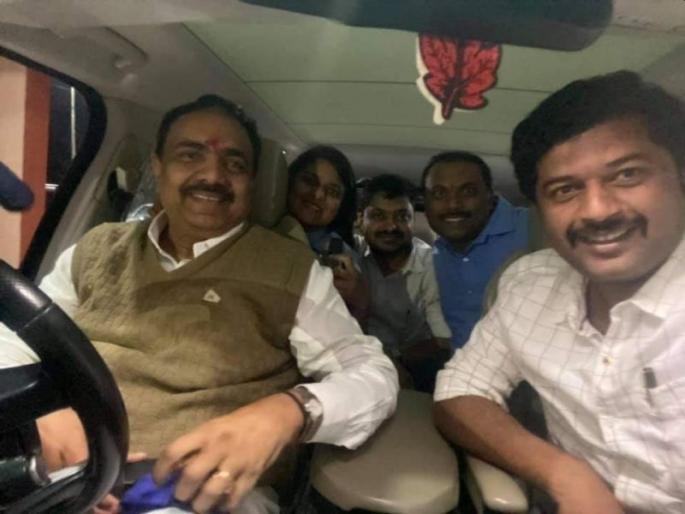 Jayant Patil drove the vehicle himself; 60 km journey from Bhivapur to Bhandara at midnight | जयंत पाटील यांनी वाहनाचे केले स्वत: सारथ्य; भिवापूर ते भंडारा मध्यरात्री ६० किलोमीटर प्रवास Jayant Patil drove the vehicle himself; 60 km journey from Bhivapur to Bhandara at midnight | जयंत पाटील यांनी वाहनाचे केले स्वत: सारथ्य; भिवापूर ते भंडारा मध्यरात्री ६० किलोमीटर प्रवास
