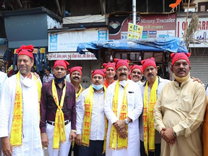 Koli brothers take darshan of Mumbadevi; A symbolic movement of existence and identity | कोळी बांधवांनी घेतले मुंबादेवीचे दर्शन; अस्तित्व अन् अस्मितेचे प्रतिकात्मक केले आंदोलन Koli brothers take darshan of Mumbadevi; A symbolic movement of existence and identity | कोळी बांधवांनी घेतले मुंबादेवीचे दर्शन; अस्तित्व अन् अस्मितेचे प्रतिकात्मक केले आंदोलन