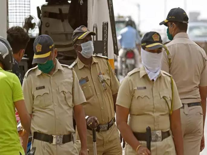 Police beat up with bamboo in Shivaji Nagar | पोलिसांना बांबूने मारहाण; शिवाजी नगरमध्ये दादागिरी Police beat up with bamboo in Shivaji Nagar | पोलिसांना बांबूने मारहाण; शिवाजी नगरमध्ये दादागिरी