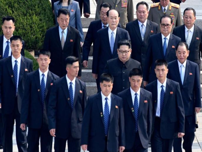 According to South Korean media, North Korean President Kim Jong Un's bodyguard was infected with a corona mac | ...म्हणून किम जोंग उन आहेत गायब; दक्षिण कोरियातील माध्यामांच्या दाव्यानंतर खळबळ According to South Korean media, North Korean President Kim Jong Un's bodyguard was infected with a corona mac | ...म्हणून किम जोंग उन आहेत गायब; दक्षिण कोरियातील माध्यामांच्या दाव्यानंतर खळबळ