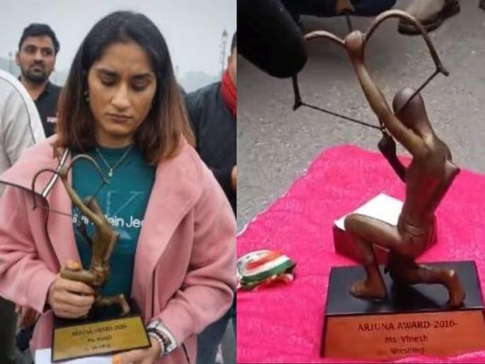 Vinesh Phogat who was heading towards the PMO office was intercepted; both the awards were kept there and returned! | PMO कार्यालयाच्या दिशेने निघालेल्या विनेश फोगाटला अडवले;दोन्ही पुरस्कार तिथेच ठेऊन परतली! Vinesh Phogat who was heading towards the PMO office was intercepted; both the awards were kept there and returned! | PMO कार्यालयाच्या दिशेने निघालेल्या विनेश फोगाटला अडवले;दोन्ही पुरस्कार तिथेच ठेऊन परतली!