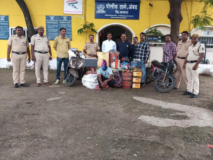 Thief jailed for putting on a hair wig after stealing | चोरी केल्यानंतर केसांचा विग लावणारा चोरटा जेरबंद Thief jailed for putting on a hair wig after stealing | चोरी केल्यानंतर केसांचा विग लावणारा चोरटा जेरबंद