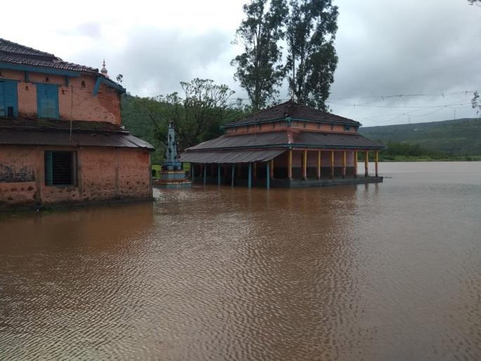 Marathwadi waters entered the villages | मराठवाडीचे पाणी गावांमध्ये घुसले -: जमीन खचली; पूल पाण्याखाली; संपर्क तुटला