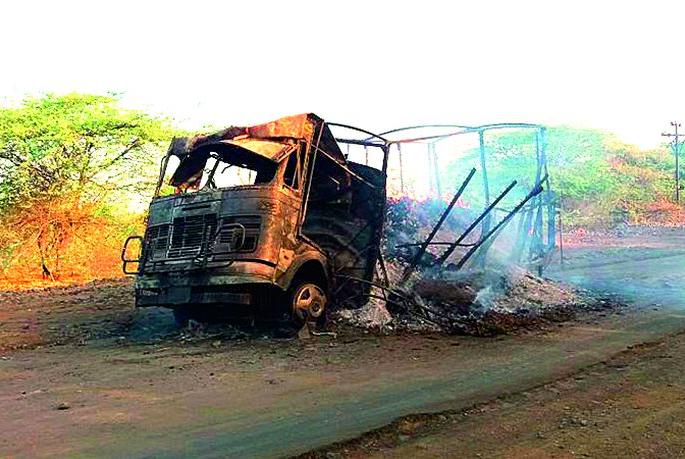Khamgaon: The truck carrying the lamps burned down! | खामगाव : ढेप घेऊन जाणारा ट्रक जळून खाक! 