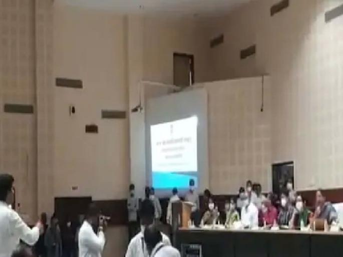 A rift between MLA Ravi Rana and Guardian Minister Yashomati Thakur | अन् बैठकीतच आमदार रवी राणा आणि पालकमंत्री यशोमती ठाकूर यांच्यात हमरीतुमरी