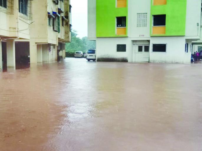 Cloudy with rain water in the house | ढगफुटीसदृश पावसाने लांजात घरात पाणी Cloudy with rain water in the house | ढगफुटीसदृश पावसाने लांजात घरात पाणी